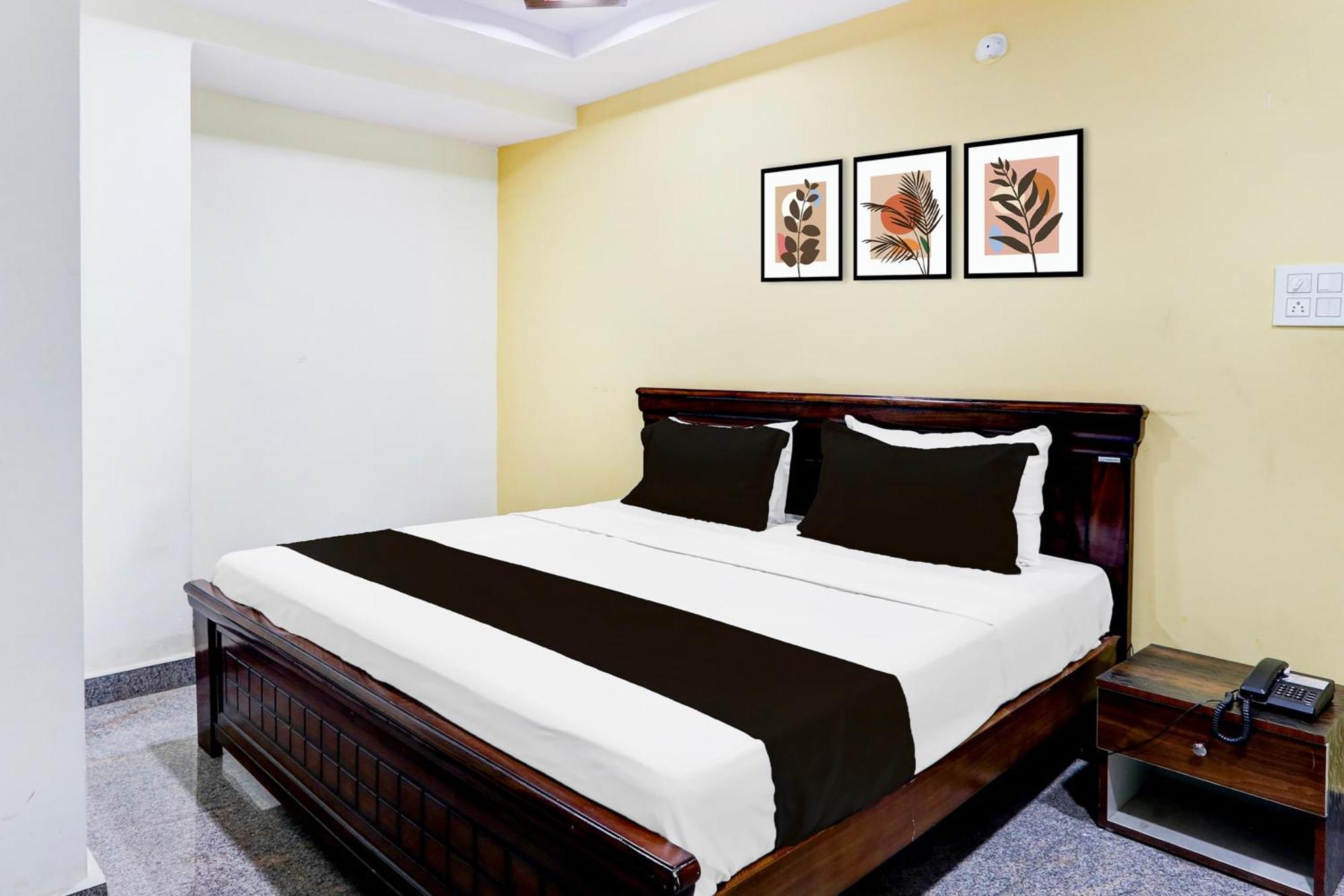 Hotel O Anoos Minarva Haiderabad Buitenkant foto